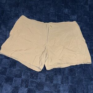 Alpine Design Women's Cargo Shorts in Light tan/gray